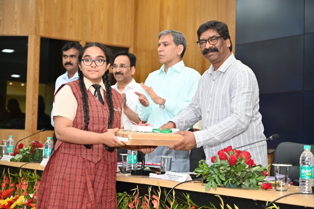 टॉपर हुए पुरस्कृत, CM ने कहा- झारखंड सिर्फ खनिज संपदा नहीं बल्कि बौद्धिक क्षमता में भी आगे