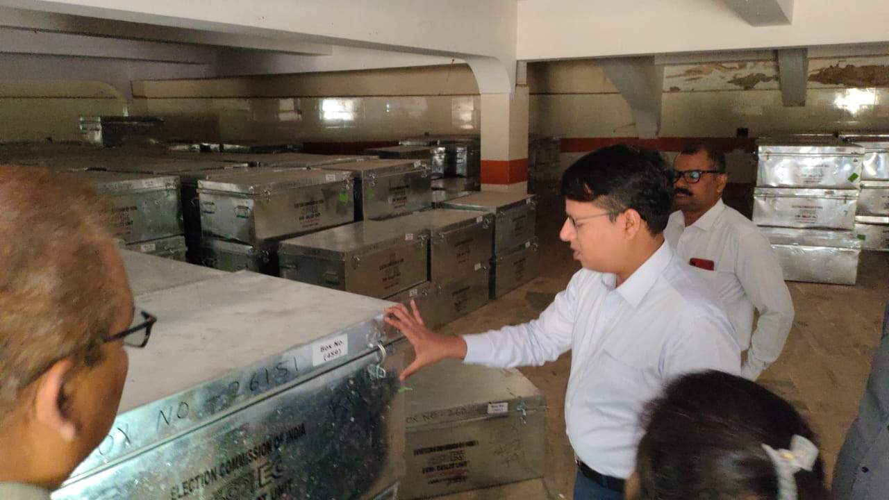 रांची DC ने EVM वेयर हाउस का किया निरीक्षण, ईवीएम के रख-रखाव का लिया जायजा