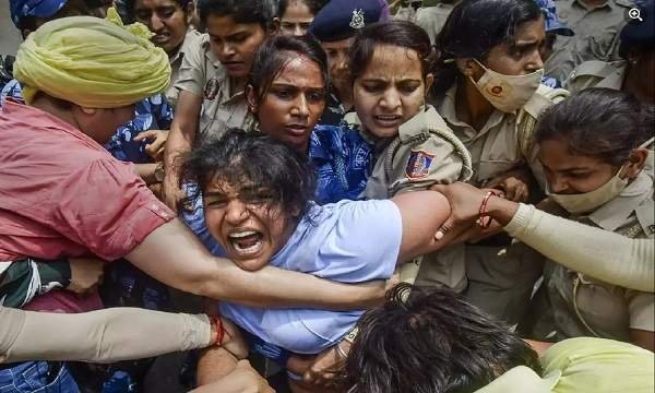 Wrestlers Arrested by Delhi Police : यौन शोषण के आरोपी बृजभूषण नए संसद में और पीड़िता हिरासत में