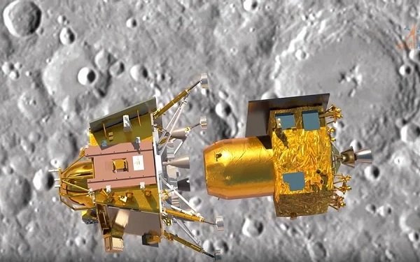 Chandrayaan-3 : लैंडिंग के लिए विक्रम लैंडर Safe जगह की कर रहा तलाश, चांद की नई तस्वीर भी भेजी