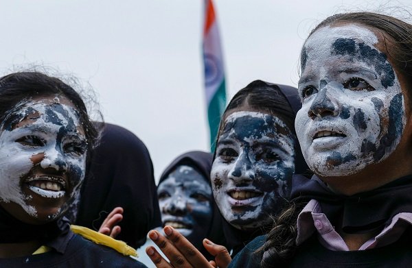 PHOTOS : सड़क, स्कूल से लेकर मंदिर-मस्जिद तक चंद्रयान-3 की सफल लैंडिंग के लिए लोग कर रहे प्रार्थना