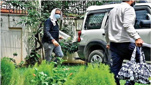 शराब कारोबारी योगेंद्र तिवारी सोमवार को अपनी संपत्ति और बैंक डिटेल्स लेकर ईडी कार्यालय पहुंचे