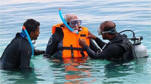 लक्षद्वीप दौरे पर PM मोदी स्नॉर्कलिंग करते दिखे , सोशल मीडिया में साझा की तस्वीरें