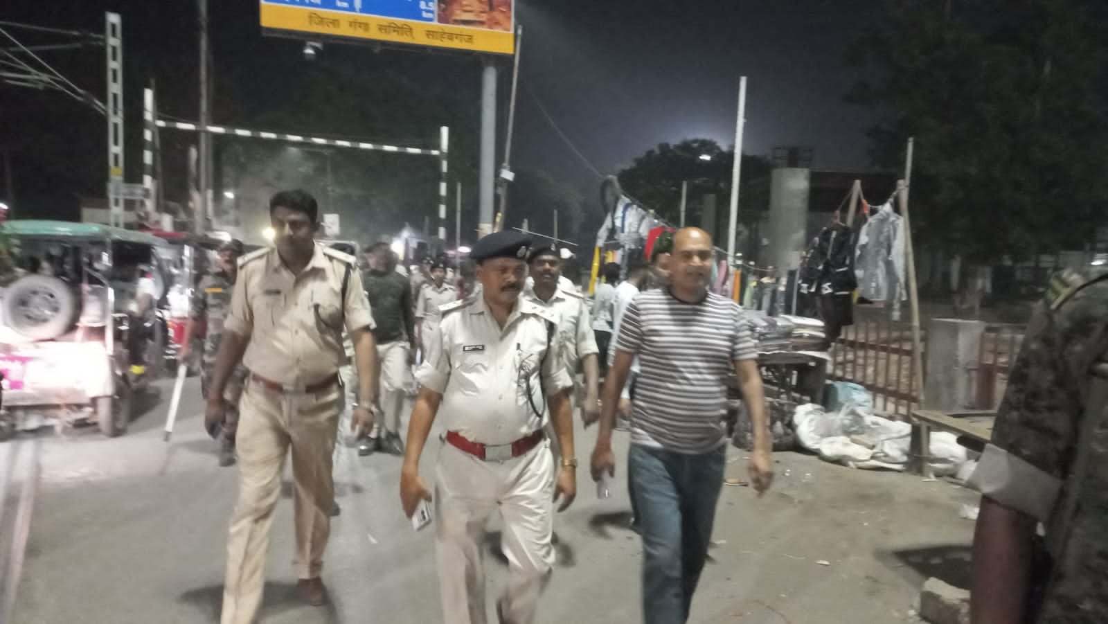 साहिबगंज में जिला प्रशासन व पुलिस ने निकाला फ्लैग मार्च