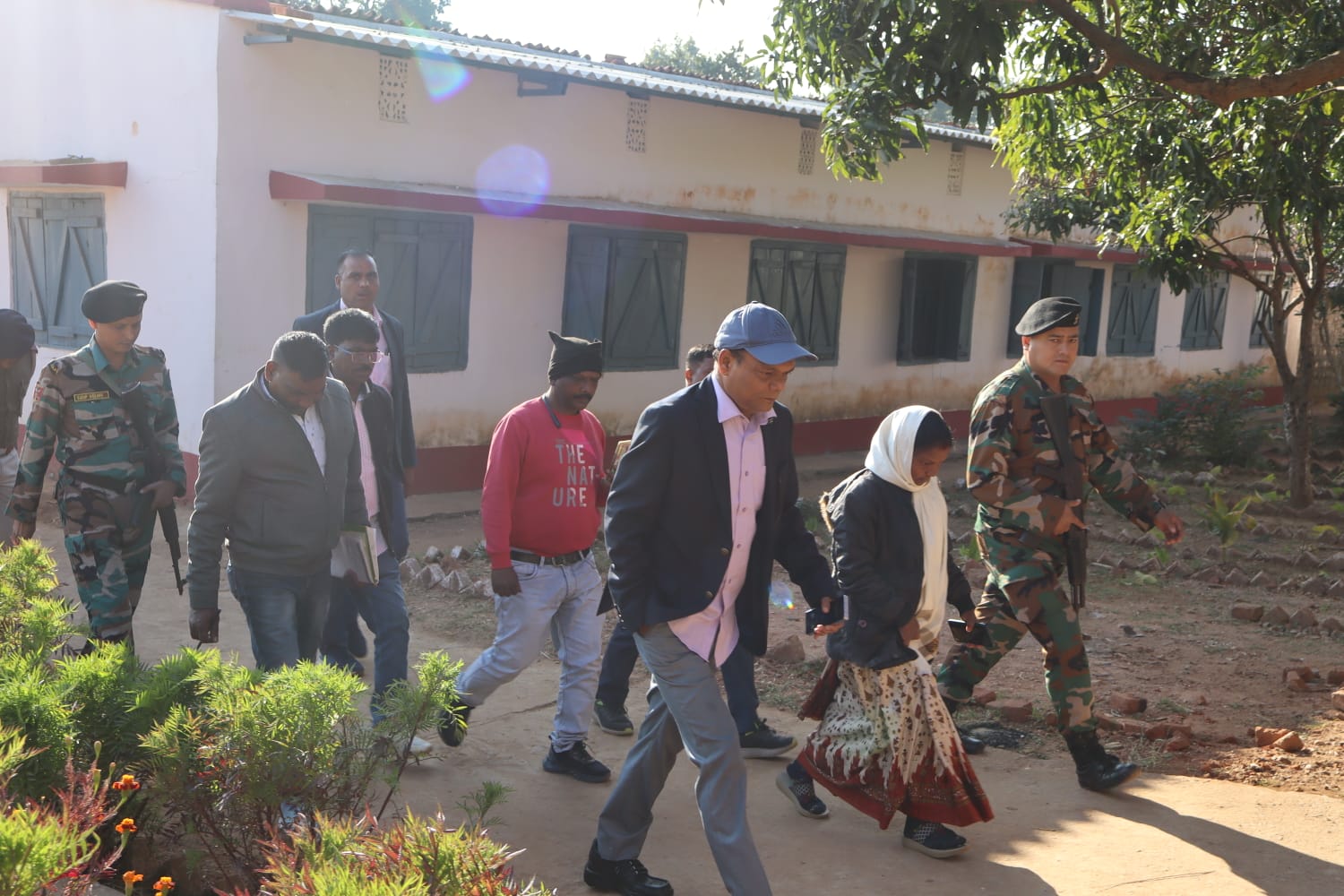 मंत्री चमरा लिंडा स्कूली बच्चों को पढ़ाते हुए नजर आए, वीडियो खूब हो रहा वायरल !