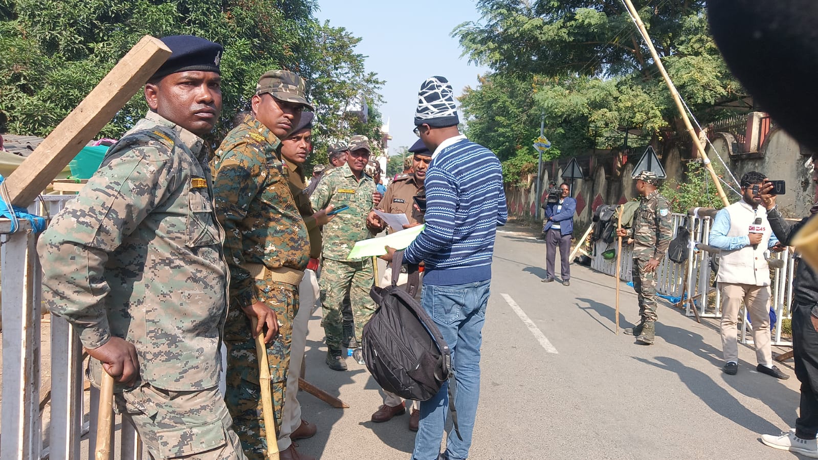 कड़ी सुरक्षा के बीच CGL में चयनित अभ्यर्थियों का डॉक्युमेंट वेरिफिकेशन जारी