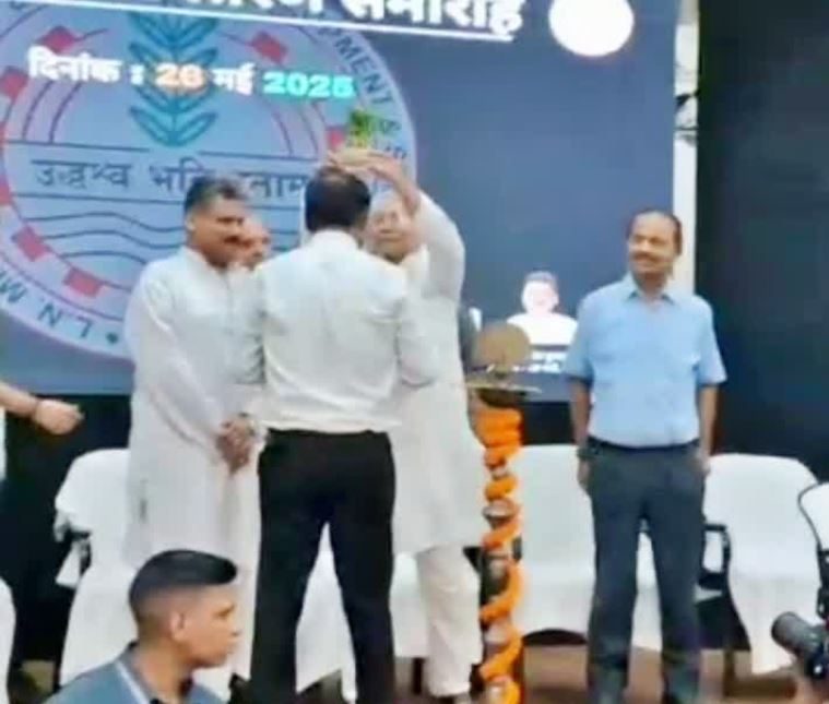 अधिकारी के सिर पर गमला रख दिया, मंच पर फिर बहके सीएम नीतीश!