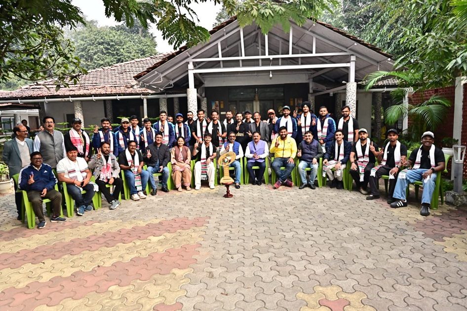 सैयद मुस्ताक अली टी20 ट्रॉफी के चैंपियंस ने की सीएम हेमंत से मुलाकात, कप्तान ईशान किशन भी रहे मौजूद