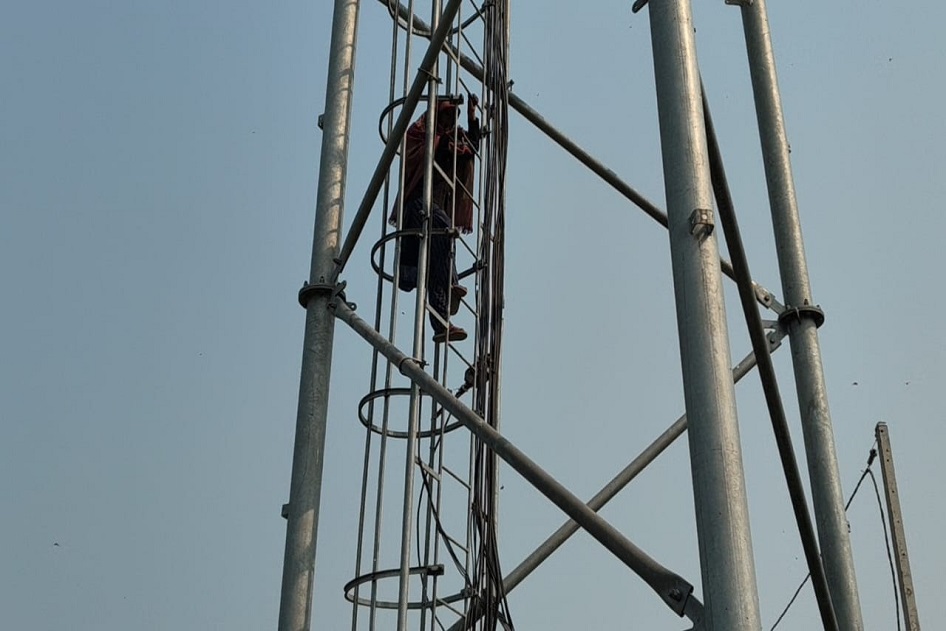 प्रेमी अरेस्ट हुआ तो मोबाइल टावर पर चढ़ी युवती, शादी के लिखित वादे पर नीचे उतरी