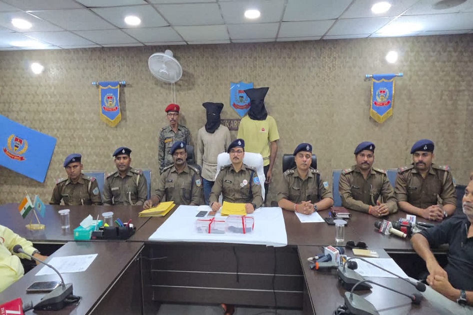 बोकारो सेक्टर-4 के तनिष्क ज्वेलर्स शोरुम में लूट का प्रयास, 2 आरोपी धराएं; हथियार-बाइक जब्त